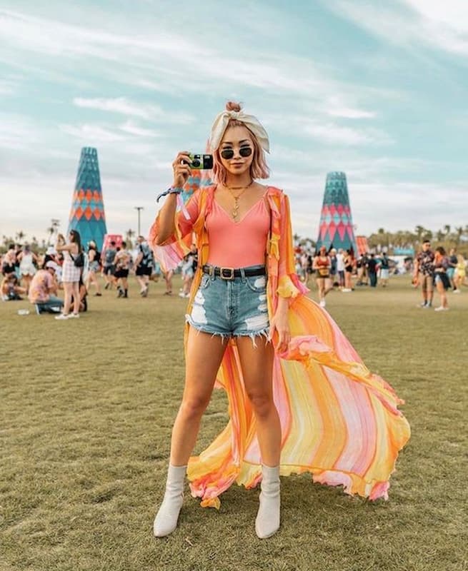 look para festival eletrônico com kimono e shorts jeans 