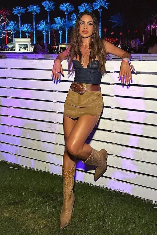 look para festival sertanejo com bota e saia nude 