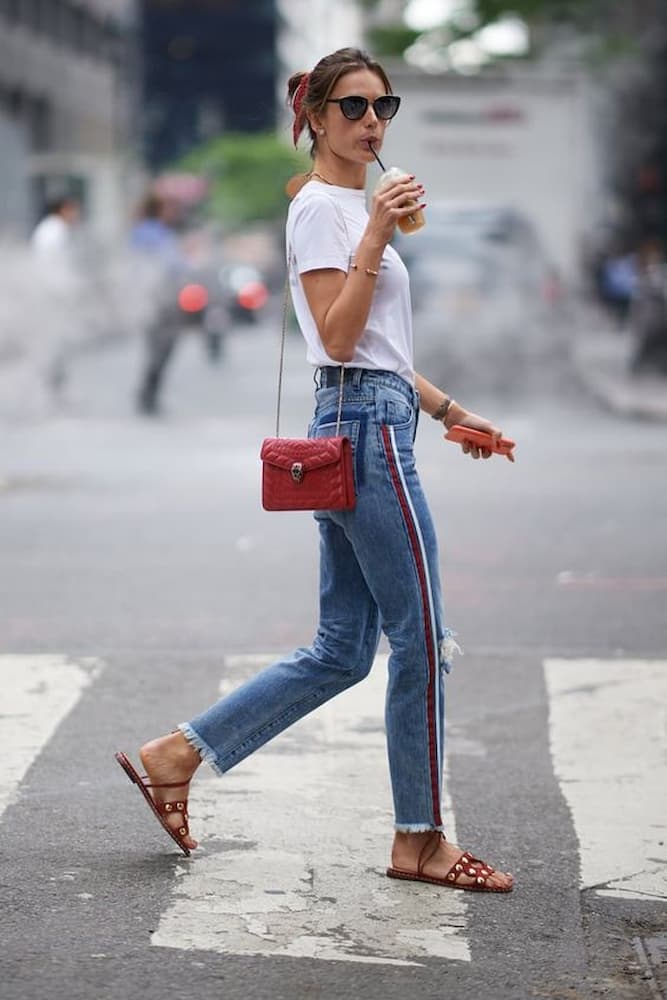 look para ir ao cinema com calça jeans e rasteirinha 