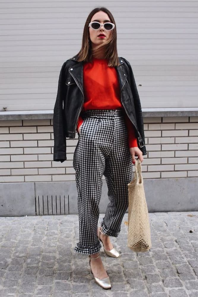 look para ir ao cinema com calça xadrez e jaqueta de couro