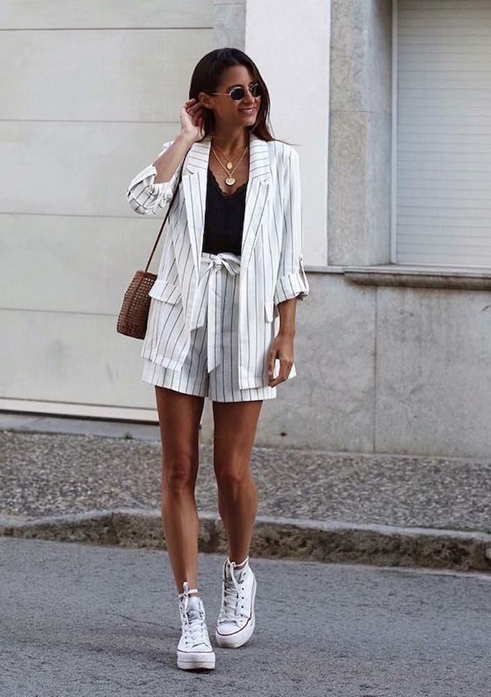 look para ir ao cinema com tenis e conjunto de alfaiataria com shorts e blazer