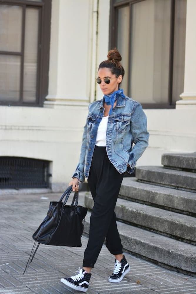 look para ir ao cinema com tênis e jaqueta jeans