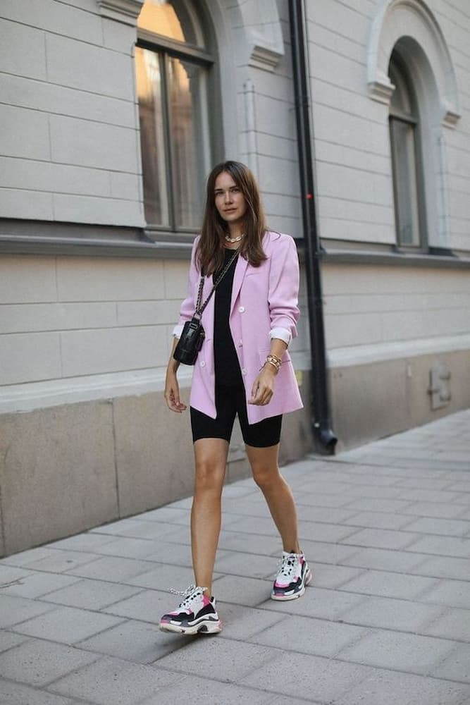 look para ir no cinema com biker shorts e blazer rosa 