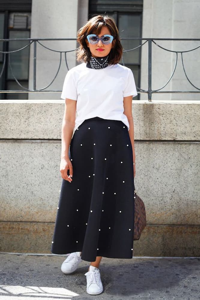 look para ir no cinema com saia midi e camiseta branca