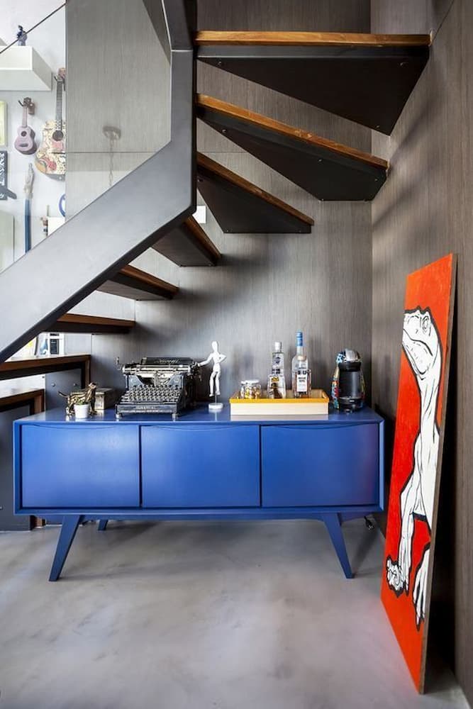 móveis coloridos para casa moderna decorada com buffet azul 