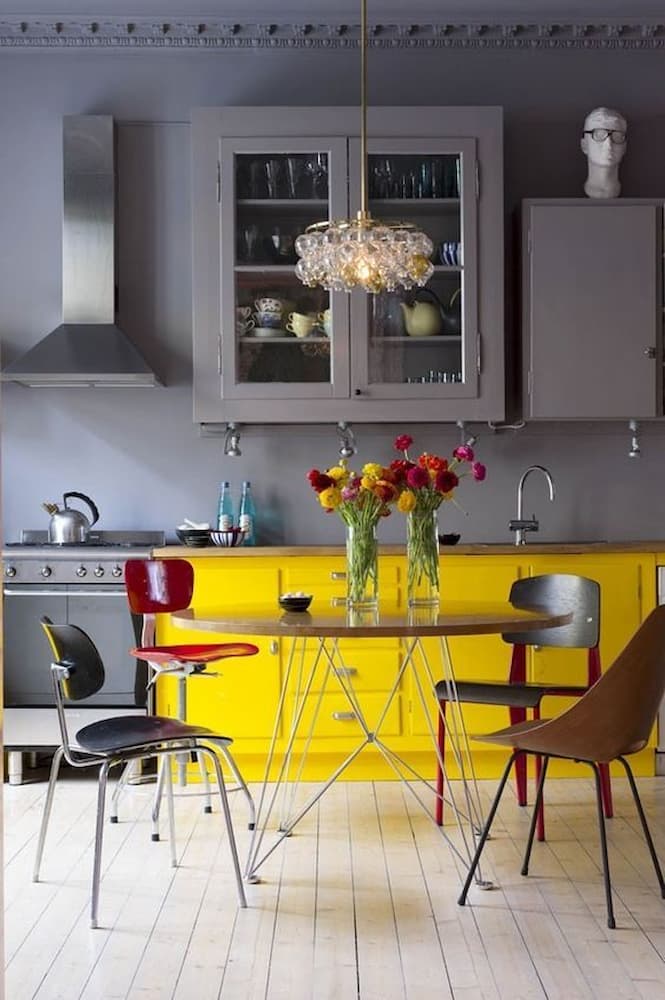 móveis coloridos para cozinha cinza decorada com gabinete amarelo