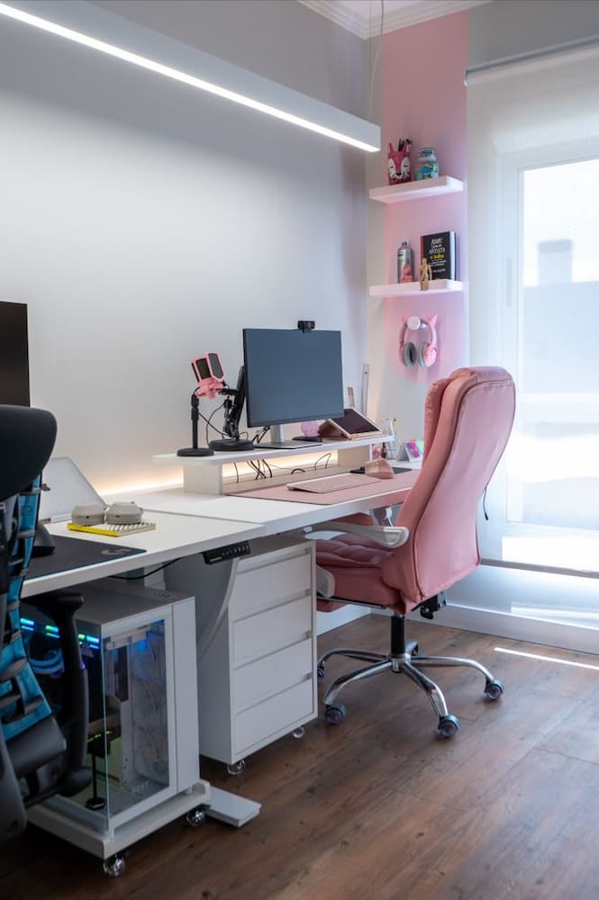 móveis coloridos para home office clean com cadeira rosa 