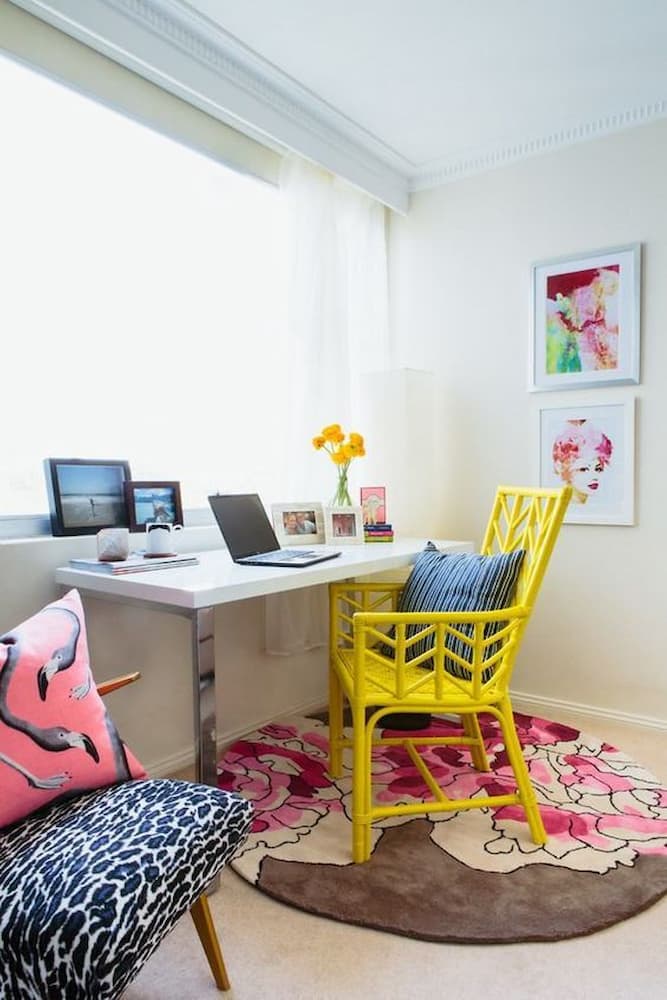 móveis coloridos para home office decorado com cadeira amarela e escrivaninha branca