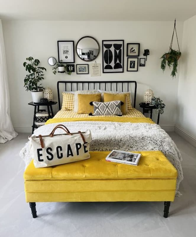 móveis coloridos para quarto de casal preto e branco com chaise amarelo