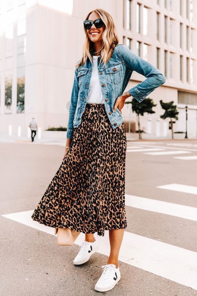 saia de oncinha para look para ir no cinema com tênis e jaqueta jeans 