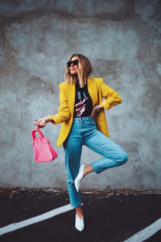 sapato branco e bolsa rosa para look com blazer colorido amarelo 