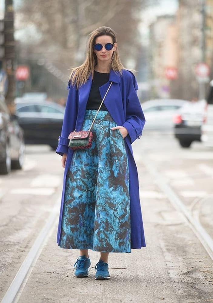 sobretudo azul para look de inverno com saia midi e tênis