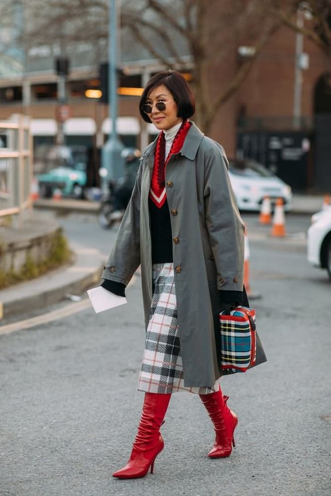 sobretudo para look com saia xadrez midi e bota vermelha 