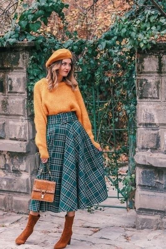 suéter amarelo para look com saia xadrez midi e bota 