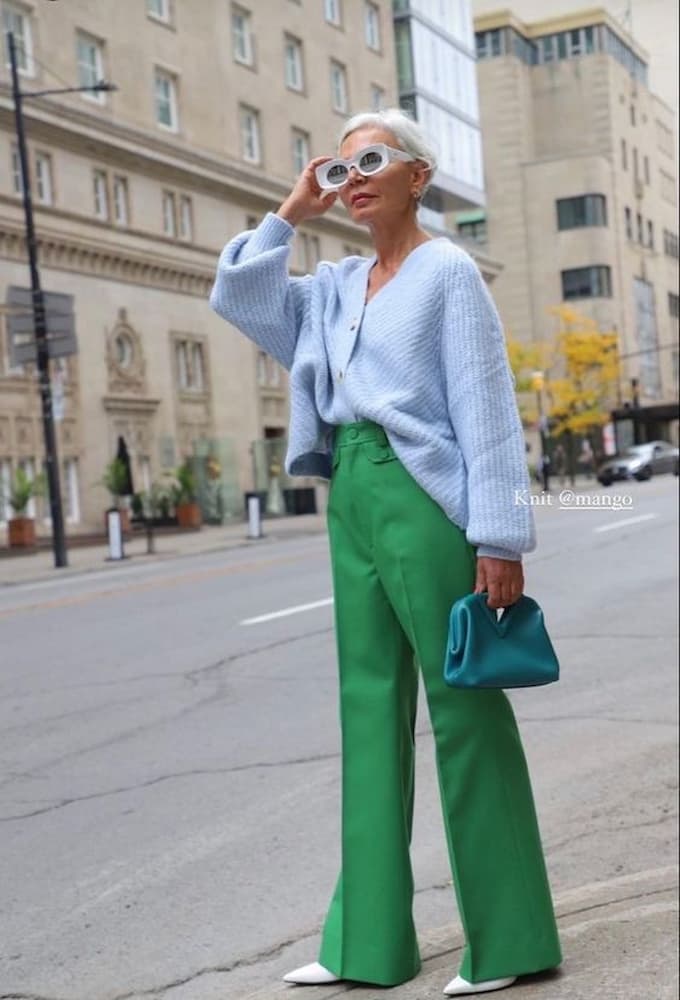 suéter azul claro para look com calça verde de alfaiataria 