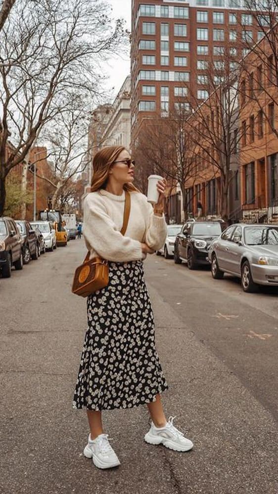 sueter de la para look de inverno com saia midi estampada e tênis