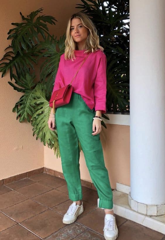 tênis branco para look com calça verde e blusa rosa 