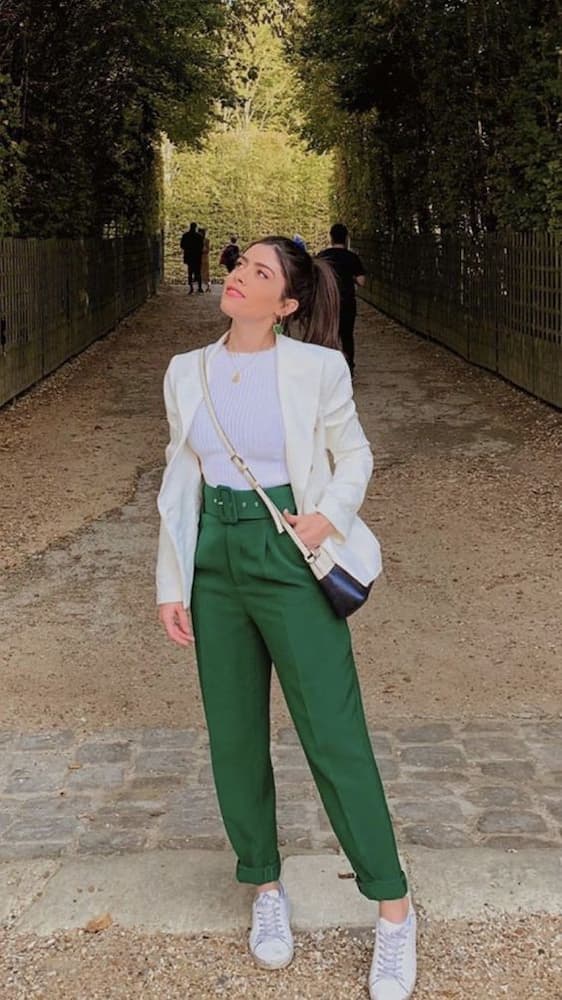 tênis para look com calça verde e blazer branco 