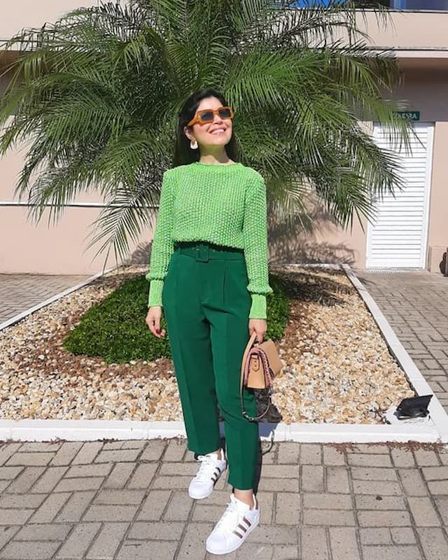 tênis para look com calça verde escuro e tricô verde claro 