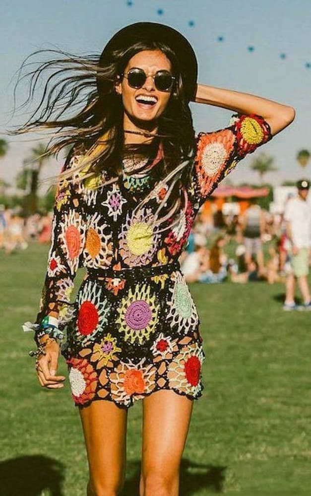 vestido de tricô para look para festival de música eletrônica 