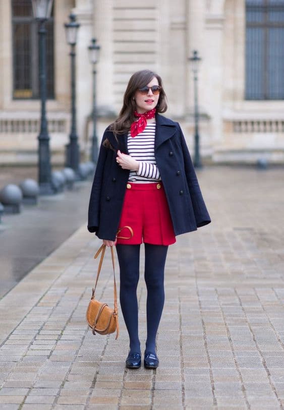 blazer para look com meia calça preta e shorts vermelho 