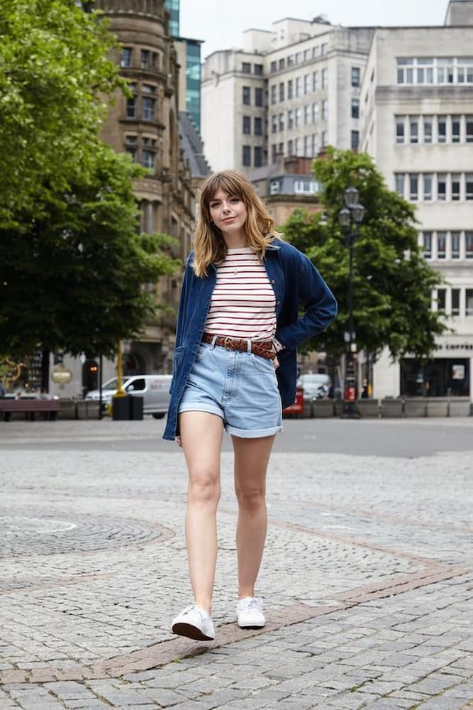 camisa azul para look com shorts jeans e tênis