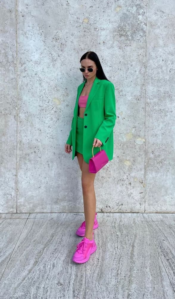 conjunto verde para look com tênis neon rosa 