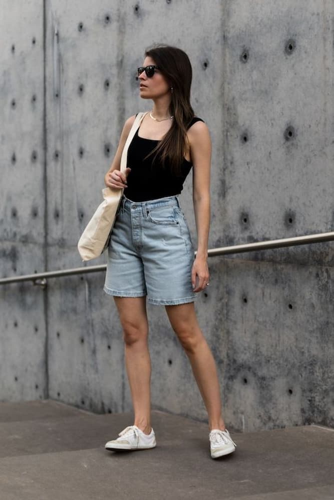 ideia de look casual com shorts jeans e tênis