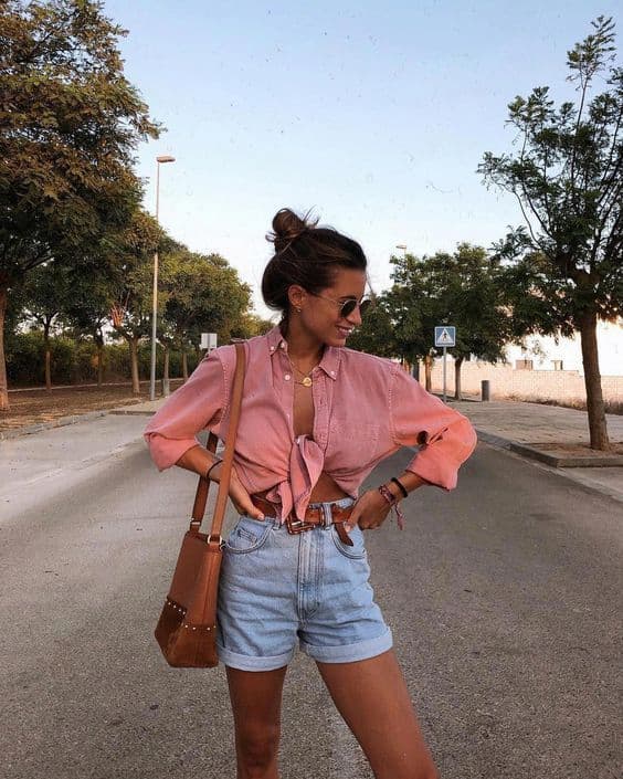 look com shorts jeans e camisa rosa com amarração