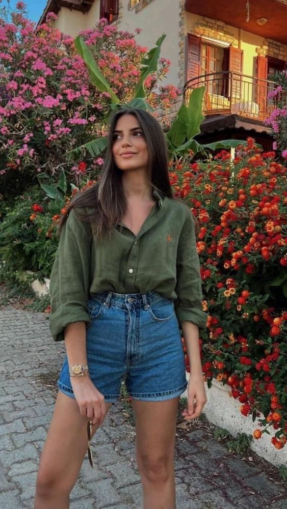 look com shorts jeans e camisa verde