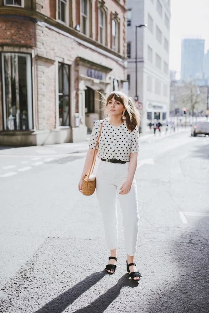 look para almoço de domingo com blusa de bolinhas e calça branca 