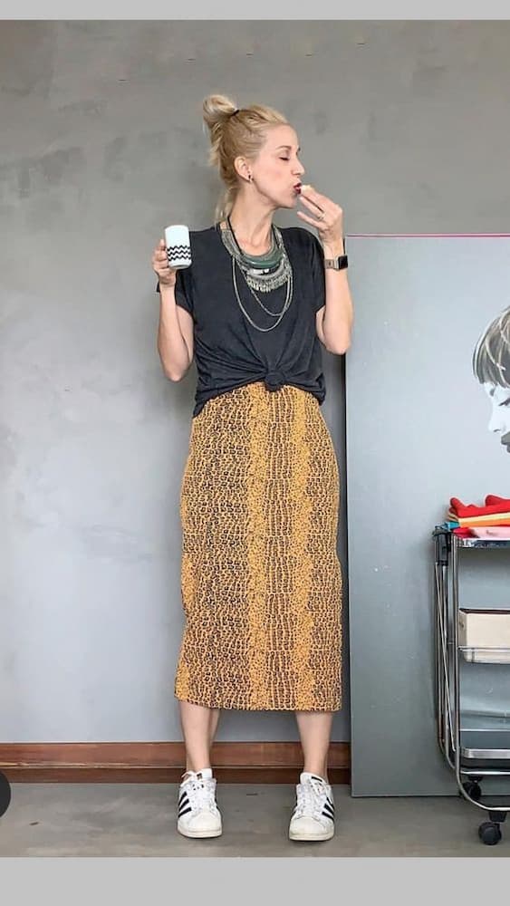 look para almoço de domingo com saia midi e colares 