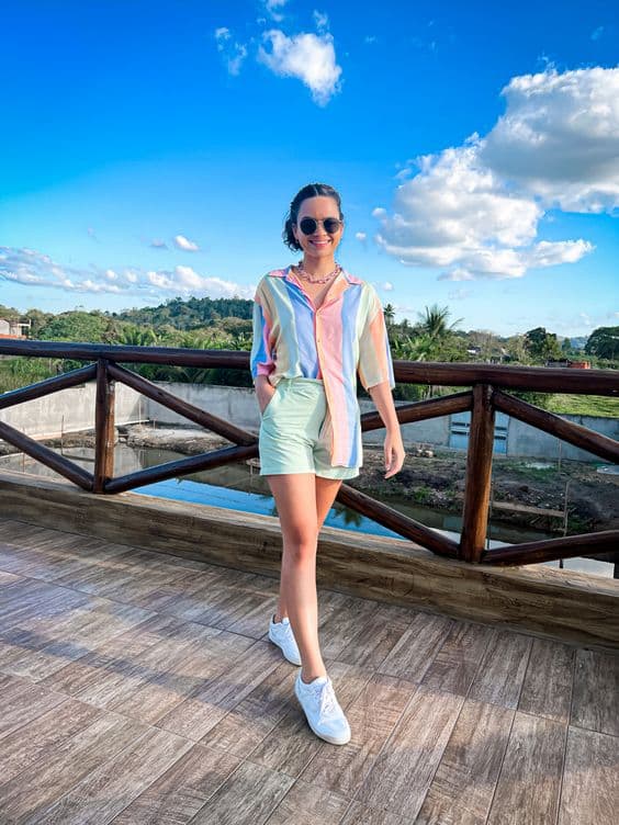 look para almoço de domingo com shorts e camisa colorida 