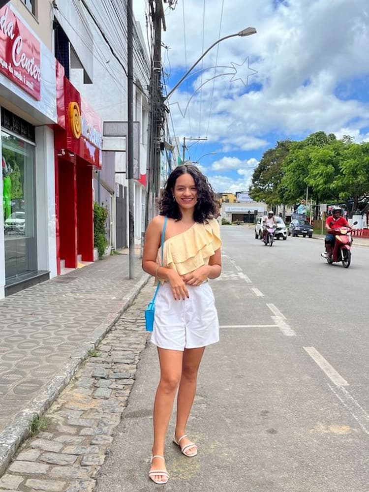 look para almoço de domingo no verão com rasteirinha e blusa de uma manga só