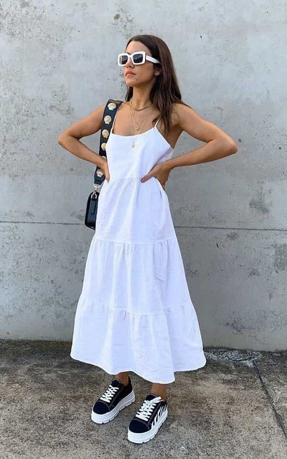 look para um almoço de domingo com vestido branco e tênis