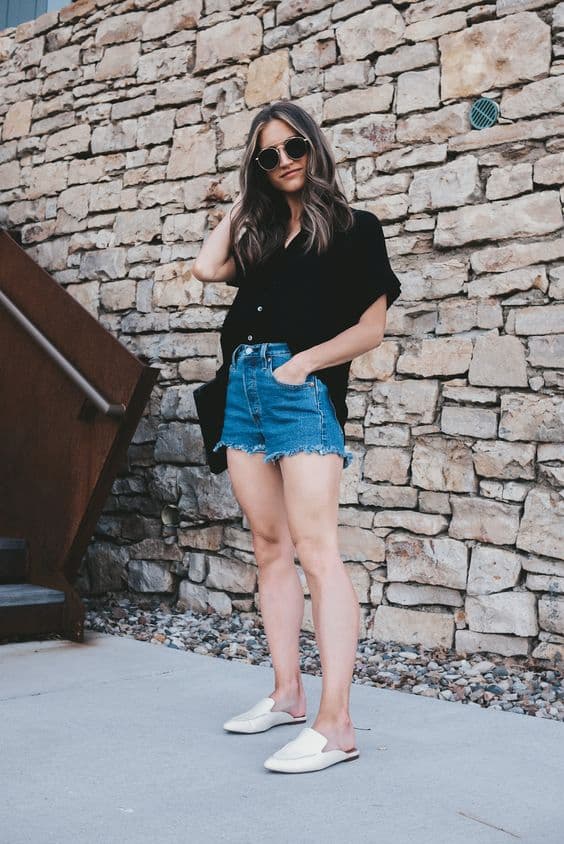 mule para look com shorts jeans e camisa preta de manga curta 