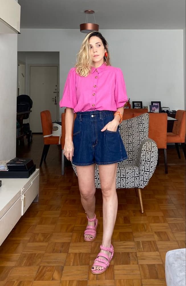 rasteirinha e camisa rosa para look com shorts jeans para o dia