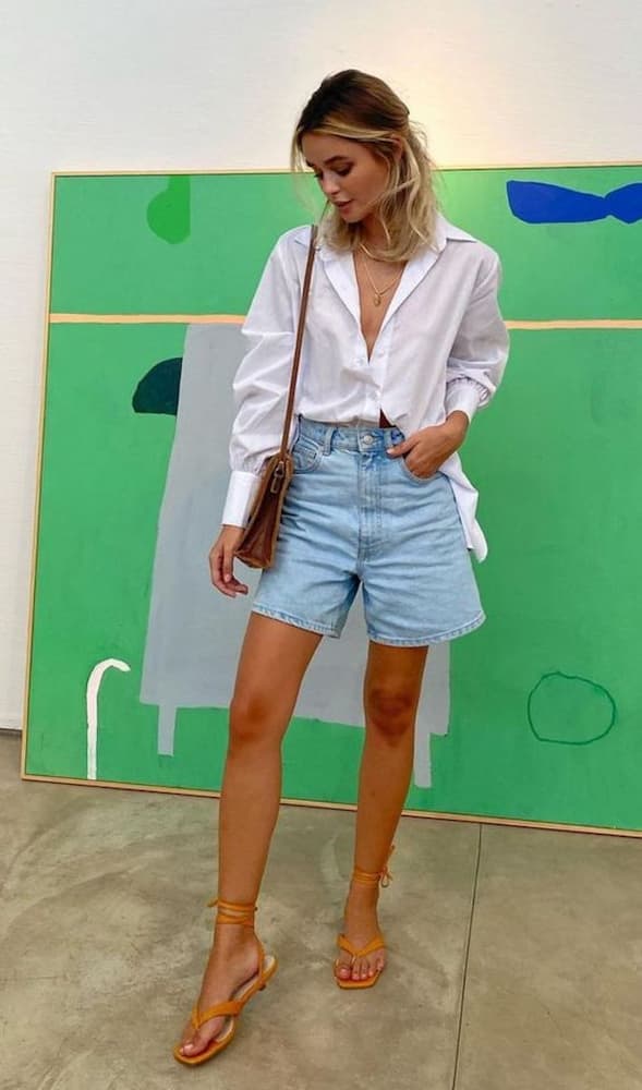 rasteirinha para look com shorts jeans e camisa branca 