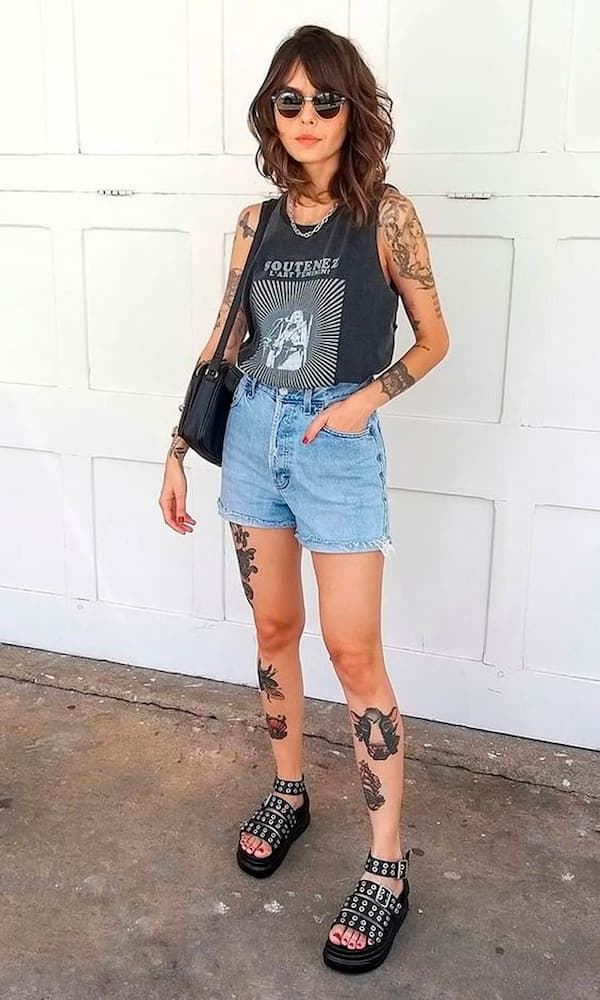 regata para look com shorts jeans e sandália de tachas 