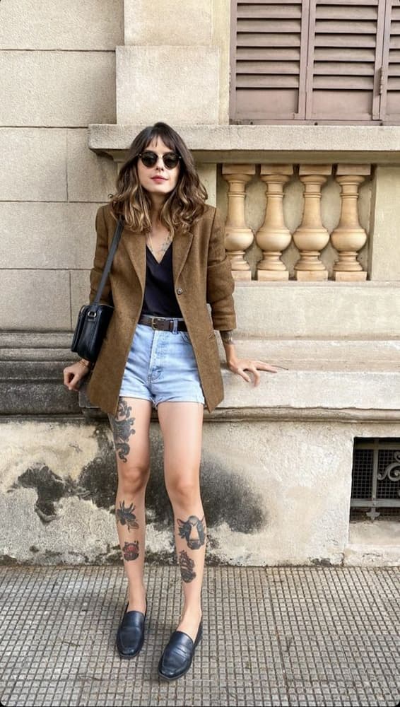 sapatilha para look com shorts jeans e blazer