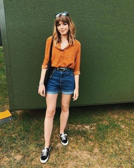 tênis para look com shorts jeans e camisa laranja de bolinhas 