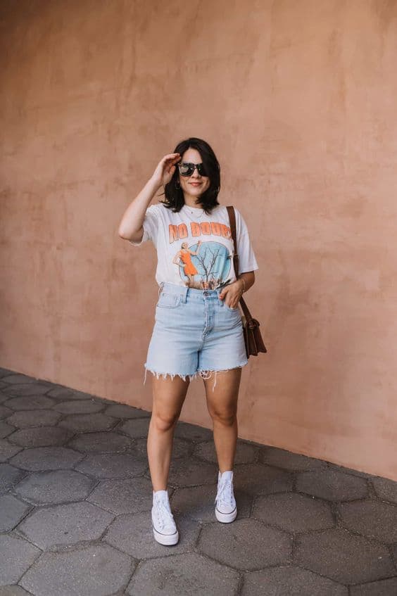 tênis para look com shorts jeans e camiseta estampada 