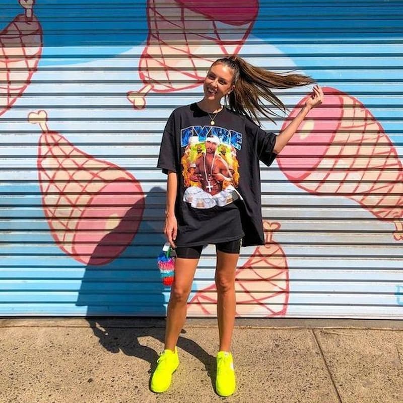 tênis verde neon para look com camiseta oversized 