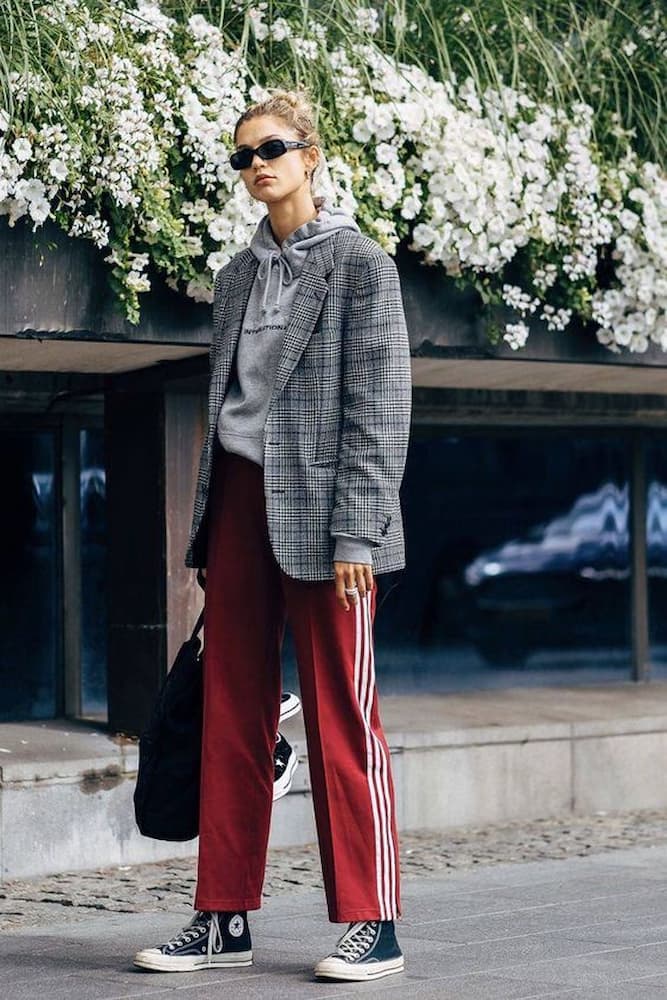 blazer e tênis para look com calça adidas vinho 