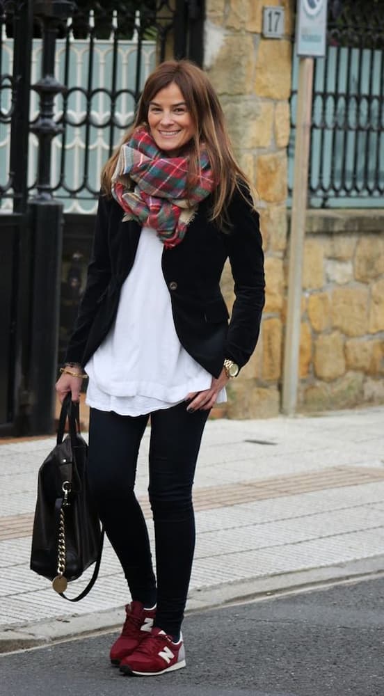 blazer preto para look com cachecol colorido