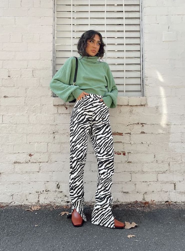 blusa verde para look com calça animal print zebrada