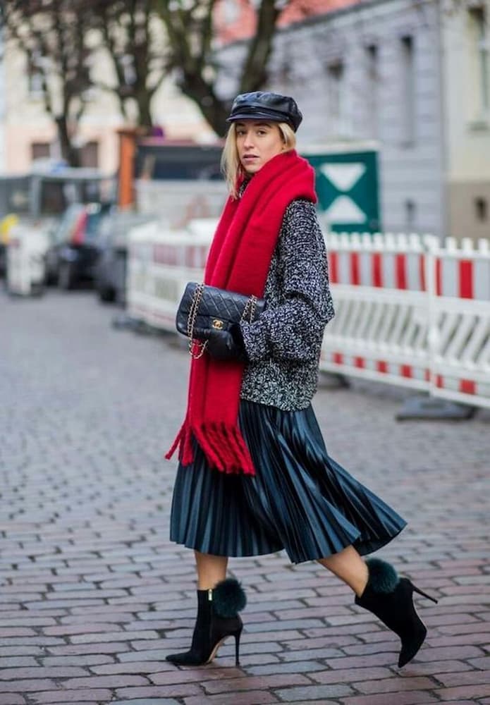 boina para look com cachecol vermelho e saia plissada 