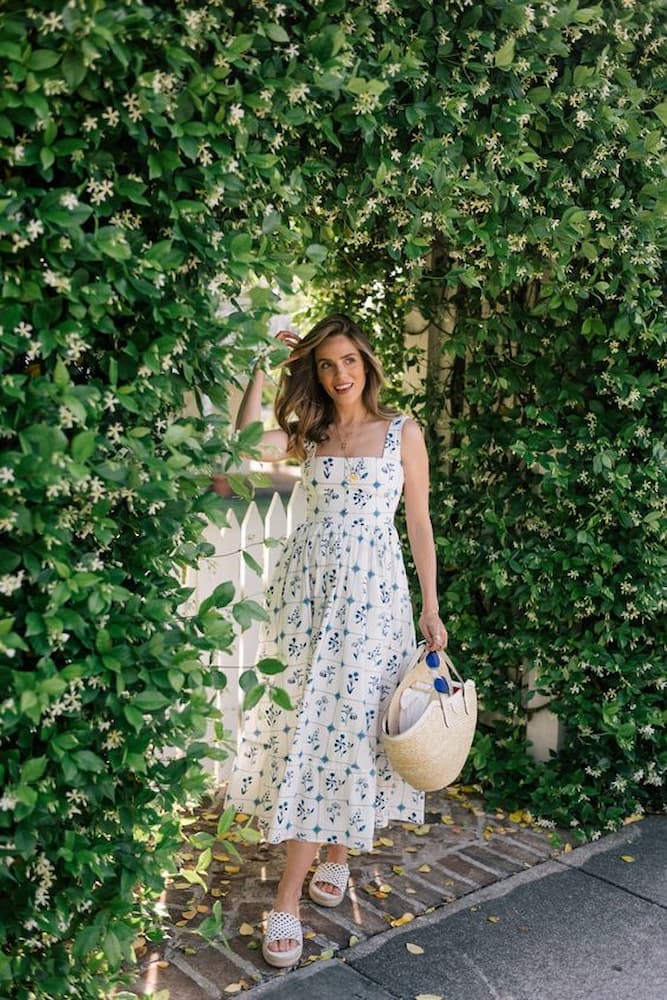 bolsa de palha para look com vestido floral midi 