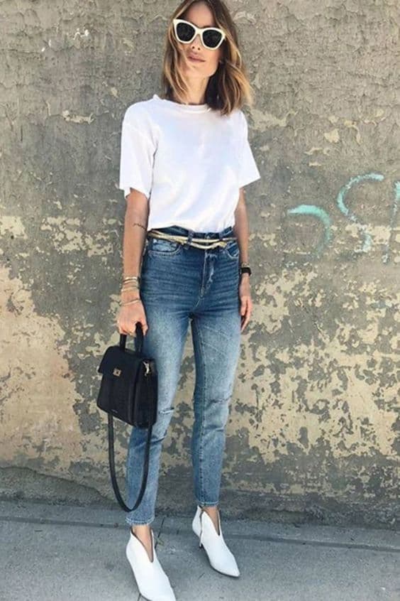 bota branca cano curto para look com jeans e camiseta branca 