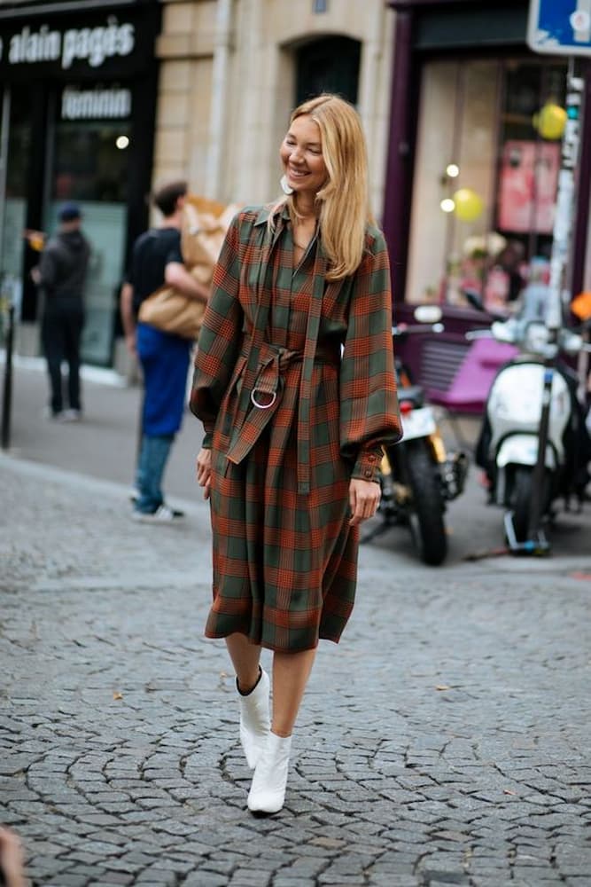 bota branca para look com vestido de manga longa xadrez 